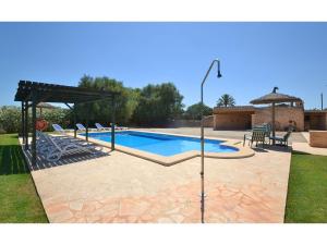 basen ze stołem i krzesłami na dziedzińcu w obiekcie Mansion Mallorca with Private Pool w mieście Felanitx