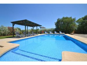 duży basen z krzesłami i altaną w obiekcie Mansion Mallorca with Private Pool w mieście Felanitx