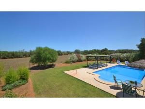 basen na dziedzińcu ze stołem i krzesłami w obiekcie Mansion Mallorca with Private Pool w mieście Felanitx