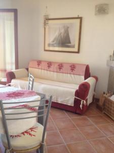 une chambre avec deux lits, une table et des chaises dans l'établissement Villetta Meravigliosa, à Rena Majore 22 autres photos