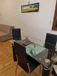 En TV eller et underholdningssystem på Apartments Sneža