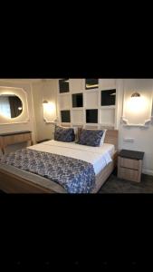 um quarto com uma cama grande e 2 almofadas em AYDINLI HOTEL em Amasya