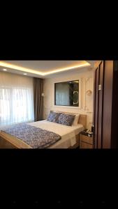 um quarto com uma cama e uma janela num barco em AYDINLI HOTEL em Amasya
