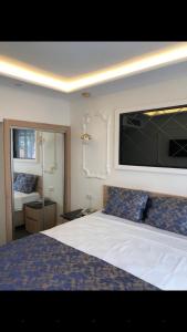 1 dormitorio con 1 cama grande y espejo en AYDINLI HOTEL, en Amasya