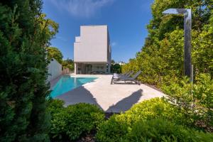 een huis met een zwembad en een gebouw bij RM Luxury villa with pool in Rovinj in Rovinj