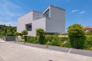 una casa blanca con setos verdes en RM Luxury villa with pool in Rovinj, en Rovinj