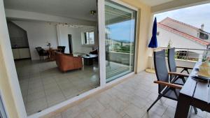 En balkon eller terrasse på Apartments Riljic + 11 billeder