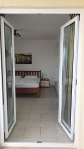 En eller flere senge i et værelse på Apartments Riljic