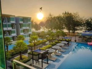 Swimming pool sa o malapit sa Bay Window at Sea