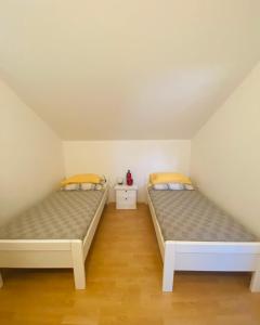 Postel nebo postele na pokoji v ubytování Apartments 'Stine'