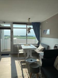 ein Wohnzimmer mit einem Tisch und einem Sofa in der Unterkunft Ferienpark H07-011 Ferienpark in Heiligenhafen