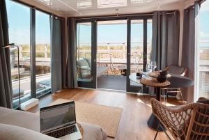 a living room with a laptop on a couch at Hausboote und Fewo Vieregge in Vieregge