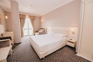 سرير أو أسرّة في غرفة في Lot Boutique Hotel by Hotels and Preference