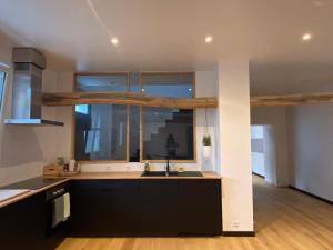 een keuken met een wastafel en een raam bij Bed&Bloc Climber Guesthouse in Boissy-aux-Cailles