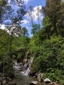 einem Wasserfall in der Mitte eines Flusses in der Unterkunft Home & Bike Capelli di Venere in Casaletto Spartano