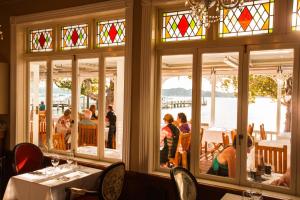un restaurante con gente sentada en mesas y ventanas en The Duke Of Marlborough, en Russell