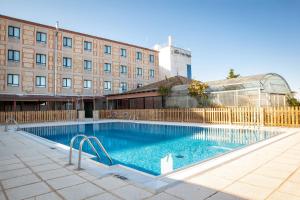 Bazén v ubytování Hotel Doña Brígida – Salamanca Forum nebo v jeho okolí
