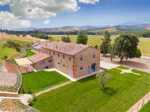 an aerial view of a large house on a green lawn at Podere Gonzaga in Pienza