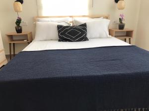 um quarto com uma cama com um edredão e almofadas azuis em Villa Günay em Ortaca