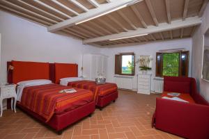 1 Schlafzimmer mit 2 Betten und einem Sofa in der Unterkunft Agriturismo Streda Wine & Country Holiday in Vinci