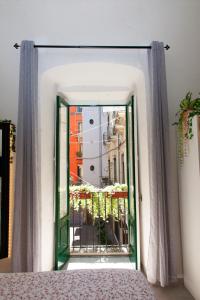 une chambre avec une fenêtre avec vue sur une ville dans l'établissement Arechi Room, à Salerne