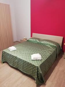 - une chambre avec un lit et 2 serviettes dans l'établissement Casa Vacanze Il Gargano, à Manfredonia