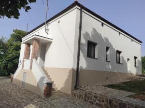 ein weißes Gebäude mit einer Seitentreppe in der Unterkunft Park Istra holiday home in Koper