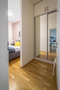 1 dormitorio con 1 cama y puerta corredera de cristal en Stylish apartment in Prague best gastronomic area en Praga