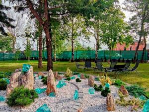 a garden with rocks and trees in a park at Detoksykacji organizmu naturalnymi metodami dedykowany dla osób ceniących spokój i prywatność in Świebodzice