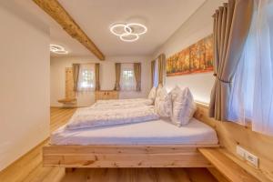 sypialnia z dużym łóżkiem i drewnianą podłogą w obiekcie Ferienhaus Wagnerfranzl w mieście Eibiswald