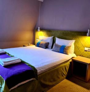 ein Schlafzimmer mit einem großen Bett mit zwei Kissen in der Unterkunft CASA GRINDA in Sibiu