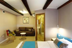 ein Wohnzimmer mit einer Couch und einem Tisch in der Unterkunft CASA GRINDA in Sibiu