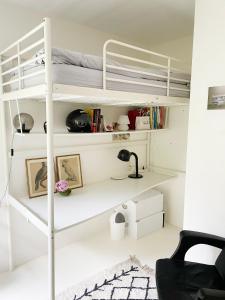 Un pat sau paturi într-o cameră la Havre de paix en plein Paris