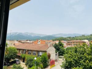 Una vista de una ciudad con montañas al fondo. en VUT LOURDES, en Arenas de San Pedro