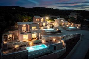 widok z góry na dom w nocy w obiekcie 31 Blue Ionian Villas w mieście Apolpaina
