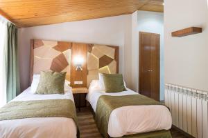 um quarto de hotel com duas camas num quarto em Hotel Princesa Parc em Arinsal