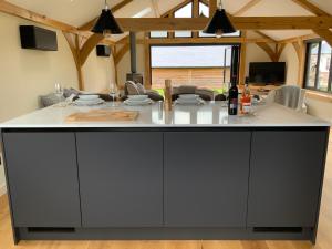 een keuken met een groot eiland in het midden van een kamer bij Little Oak Lodge in Hailsham