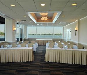 una habitación con hileras de mesas y sillas en un edificio en Oyster Point Hotel, en Red Bank