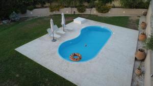 Swimming pool sa o malapit sa Villa Leonton with a private pool