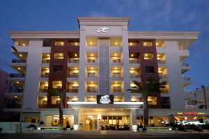 アランヤにあるXperia Grand Bali Hotel - All Inclusiveの夜間にライトアップされたファサードを持つホテル