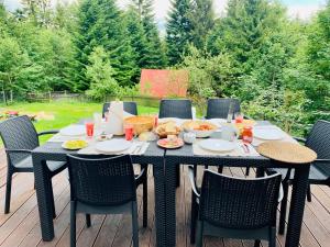 Breakfast options available to guests at FlowMove Retreat Kamesznica