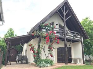 una casa con flores a un lado. en Rózsa Porta, en Vonyarcvashegy