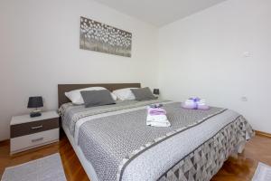 Postel nebo postele na pokoji v ubytování Apartments Rogić
