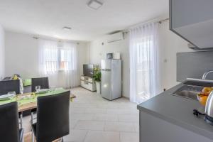 Kuchyň nebo kuchyňský kout v ubytování Apartments Rogić