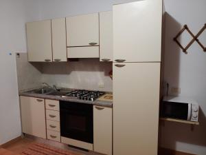 A kitchen or kitchenette at Sa Marinedda Guest Apartment - self check-in