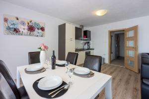 Kuchyň nebo kuchyňský kout v ubytování Apartments Rogić