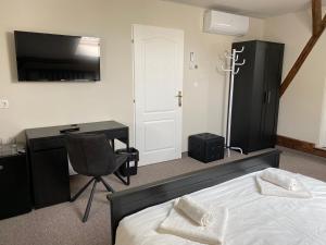 1 dormitorio con cama, escritorio y silla en Boutique Rooms with Parking, en Oradea