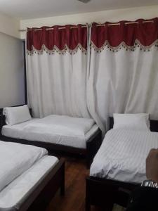 Giường trong phòng chung tại Hotel Deewan-E-Aziz Internationa