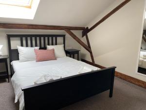 Boutique Rooms with Parking客房内的一张或多张床位