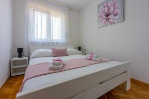 Postel nebo postele na pokoji v ubytování Apartments Rogić